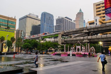 Bangkok. BTS Skytrain Orta Dünya Square yakınındaki