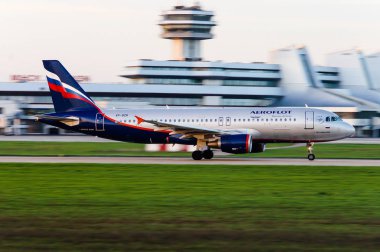 Minsk, Beyaz Rusya. Mayıs 2013: Aeroflot A320 uçağı uluslararası havaalanında Minsk çıkartıyor