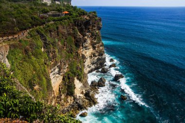Kayalıklardan yakınındaki Uluwatu Tapınağı Bali, Endonezya