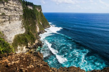 Uçurum ve dalgalar Uluwatu Tapınağı Bali, Endonezya yakın: