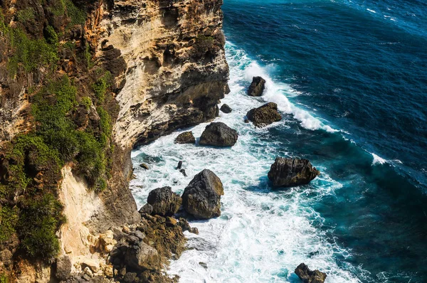 Scogliere e rocce vicino al tempio di Uluwatu a Bali, Indonesia — Foto Stock