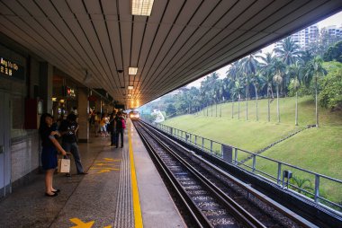 Singapur. Ang Mo Kio istasyonda tren geldiğinde