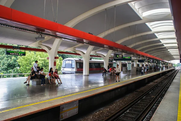 Singapur. Vlak přijíždí na nádraží Tanah Merah — Stock fotografie