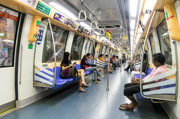 Interiér C751 metropole Alstom metra přepravy v Singapuru. — Stock fotografie