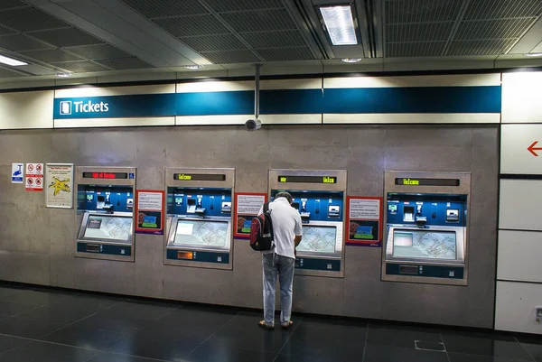 Muž nákupu jízdenky v automatu u chodníku u Boon Keng stanice Mrt Singapur — Stock fotografie