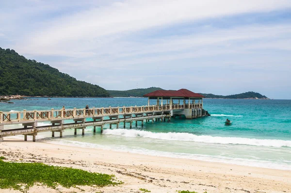 Molo sulla spiaggia di Pulau Perhentian, Malesia . — Foto Stock