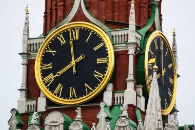 Moskova. İşçinin kule Kremlin saati 