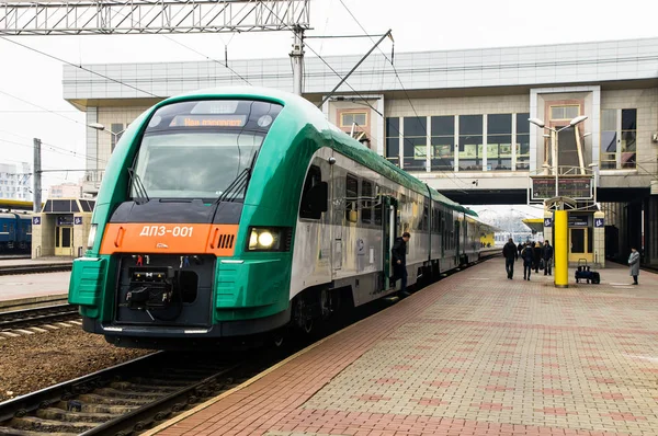 Rubl železniční dieselové trénovat Pesa 730m (Dp3) v Minsku ž — Stock fotografie