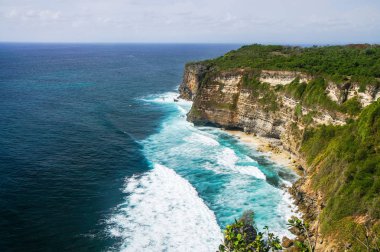 Uçuruma ve okyanus Uluwatu Tapınağı Bali, Indone yakın