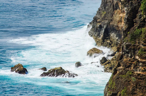Des vagues se brisent sur les rochers. Uluwatu Bali, Indonésie — Photo
