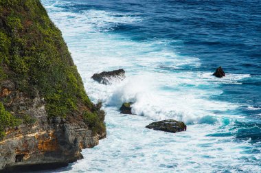 Dalgalar kayaların üzerinde kırma. Uluwatu Bali, Endonezya