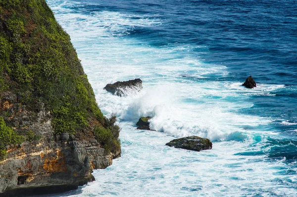 Dalgalar kayaların üzerinde kırma. Uluwatu Bali, Endonezya