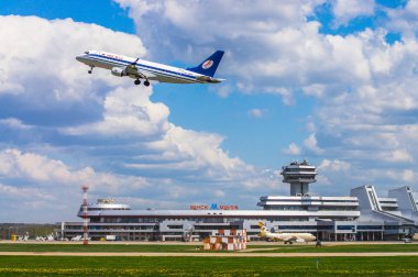 Minsk, Minsk Ulusal Havaalanı, Beyaz Rusya - 06 Mayıs 2016: Embraer E