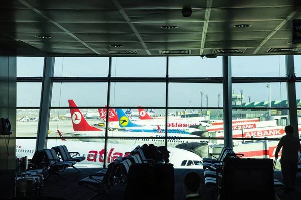 СТАМБУЛ, ТУРЦИЯ - Октябрь 2013 года: Самолеты в Стамбуле Ататюрка — стоковое фото