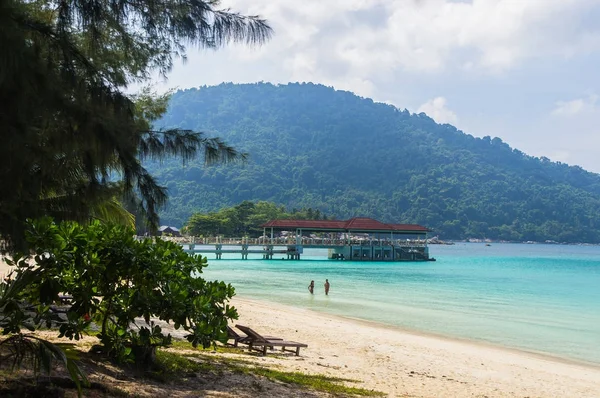 Molo sulla spiaggia di sabbia bianca a Pulau Perhentian, Malesia . — Foto Stock