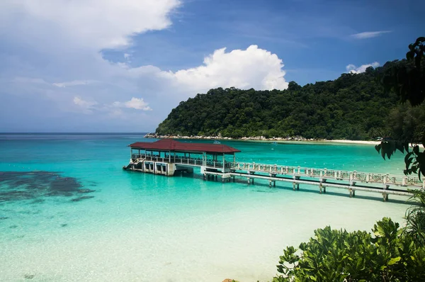 Molo sulla spiaggia di Pulau Perhentian, Malesia . — Foto Stock