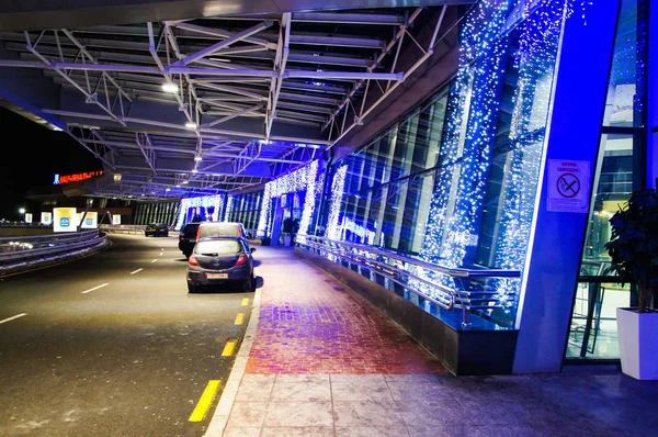 Weihnachtsbeleuchtung im nationalen Flughafen Minsk. Neues Jahr. — Stockfoto
