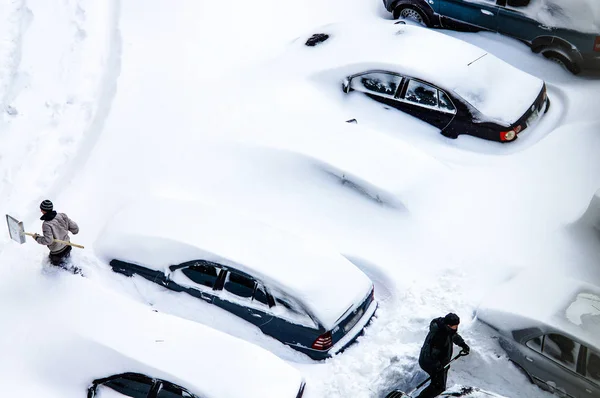 Snowstorm People Dig Out Cars Snow — Stock Photo, Image