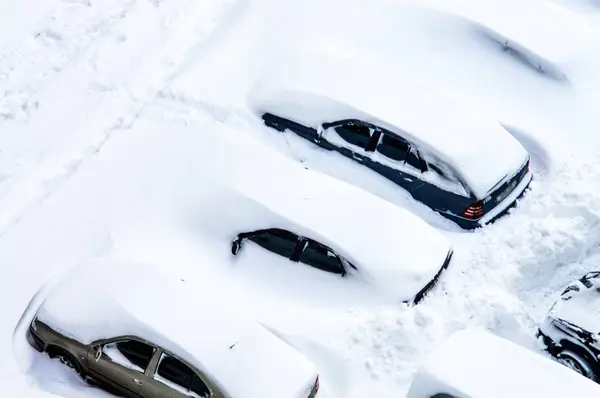 Depois de uma tempestade de neve, carros no estacionamento são cobertos com um th — Fotografia de Stock