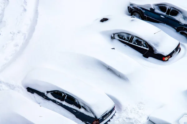 Efter en snöstorm, är bilar på parkeringen täckta med en th — Stockfoto