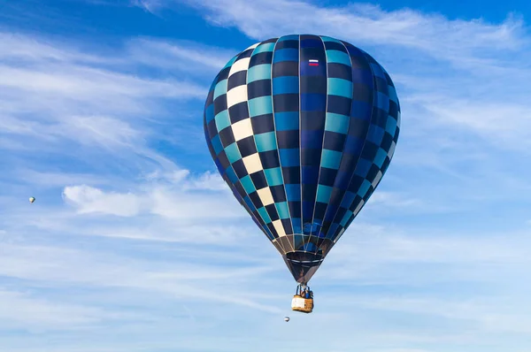 Aire caliente un globo con un sobre quemado contra un cielo azul —  Fotos de Stock