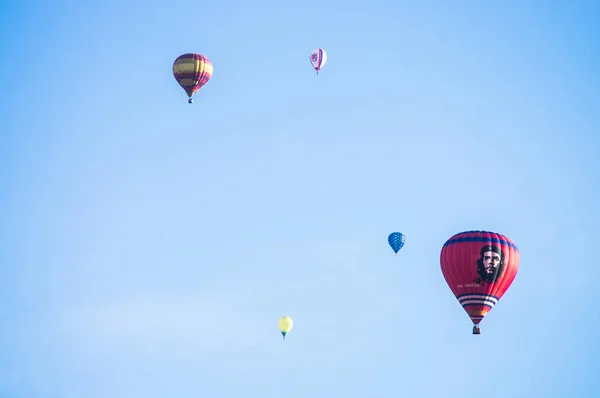 Plusieurs montgolfières multicolores de différentes tailles sur un — Photo