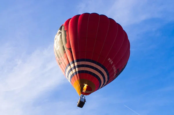 Balon na gorące powietrze z spalonym palnikiem wznosi się w górę — Zdjęcie stockowe