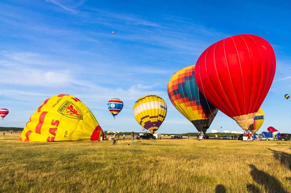 18.07.2015. Minsk. Belarus. Hot air balloons on the field are pr — Stock Photo, Image