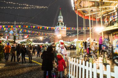 28.12.2019. Moskova. Rusya. İnsanlar yeni yıl boyunca yürür