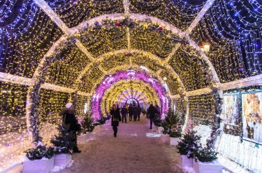 28.12.2019. Moskova. İnsanlar güzel bir köprüden geçiyorlar.
