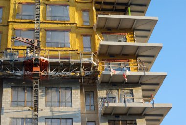 İnşaat sitesi sarı bina izolasyon ve İskele