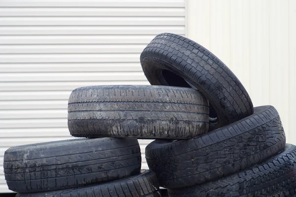 Stack av gamla däck används gummihjul för återvinning — Stockfoto