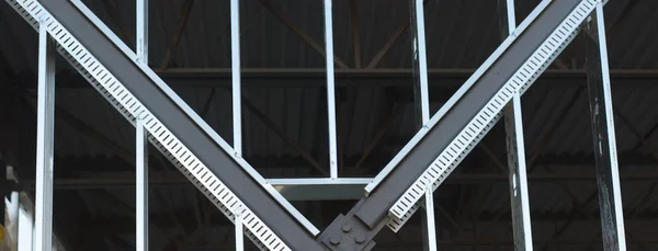 Metallbalkenkonstruktion auf der Baustelle — Stockfoto