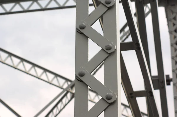 Metalik yapısı demir mimari köprü ayrıntı kirişler — Stok fotoğraf