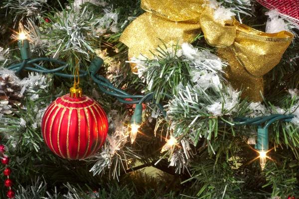 Vánoční stromeček zlatá stuha, červené cetka a světla — Stock fotografie