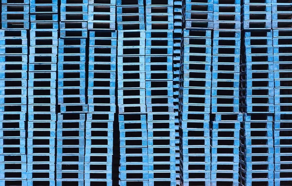 Μπλε παλέτες στοιβάζονται φόντο μοτίβο σωρό αποθήκευσης — Φωτογραφία Αρχείου