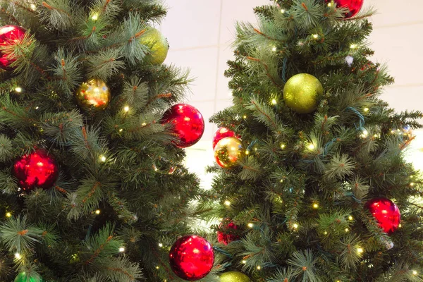 Dvě vánoční stromeček ozdoben jehličí světla a koule — Stock fotografie