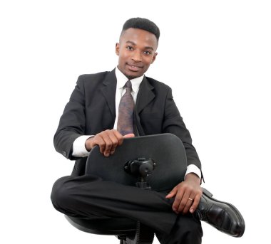 Siyah takım elbise ve kravat giyen gülümseyen zinciri üzerinde oturan genç adam