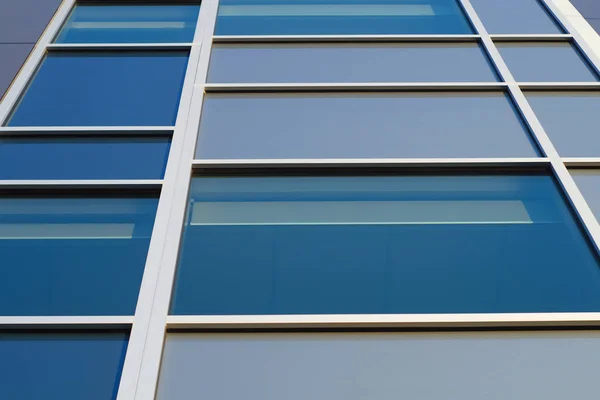 Γυάλινο τετράγωνο office windows κτίριο ουρανοξύστης — Φωτογραφία Αρχείου