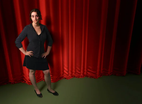 Жінка чорна сукня концерт червона завіса фонова сцена — стокове фото