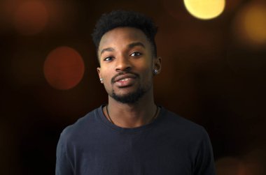 genç adam karanlık gece şehir şehir hayat bar club