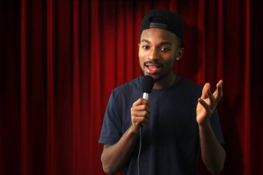 genç şarkıcı şarkıcı sahne canlı show kırmızı perdesi üzerinde