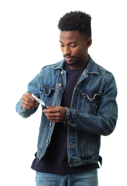 Joven recibe una tarjeta de visita jeans chaqueta fondo blanco —  Fotos de Stock