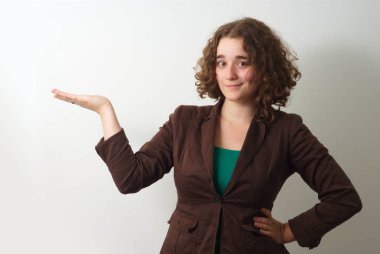 Yirmi gösterilen veya stüdyoda sunulması çevresinde genç kadın