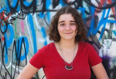 genç kadın portre grafiti duvarın dışında önünde