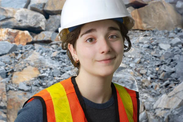 Flicka som arbetar med konstruktion webbplats vit skyddshjälm hatt — Stockfoto