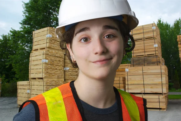 Flicka som arbetar vid sågverket, trä byggbranschen — Stockfoto