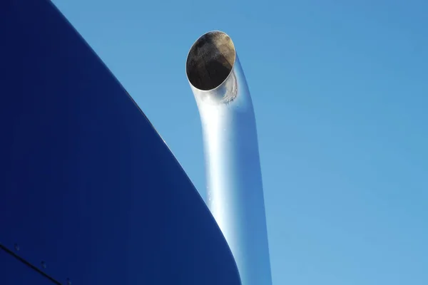 Tubo de escape do caminhão no céu azul — Fotografia de Stock
