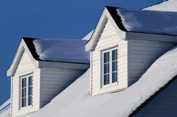 Dak residentiële sneeuw huis vensterglas — Stockfoto