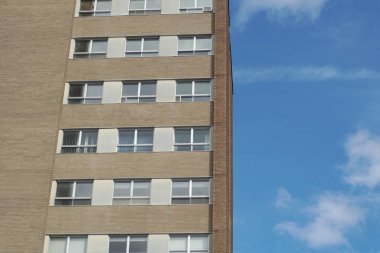 köşe ofis gökdelen pencere ve tuğla bina